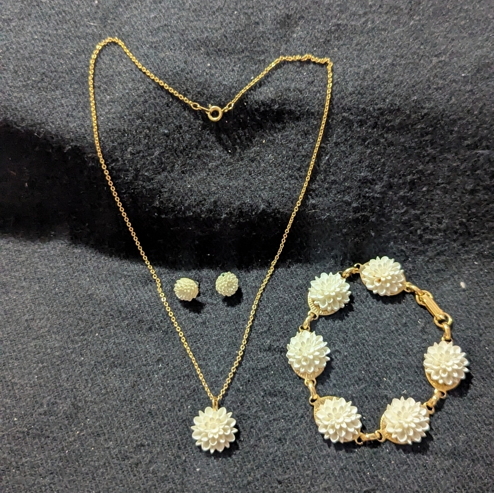 Gold Tone White Acrylic Floral Flower Necklace Bracelet Earrings Jewelry Set